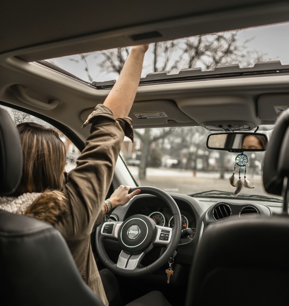 Mirando a través de un auto